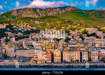 Schöne Panorama der Stadt Bastia auf Korsika. Die Antenne auf die Skyline der Hauptstadt der Insel Korsika. Stockfoto