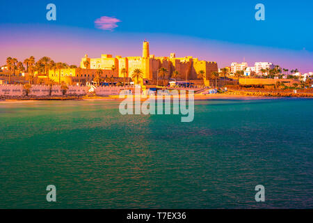 Monastir in Tunesien ist eine alte Stadt und beliebtes Touristenziel mit einem Strand am Mittelmeer. Stockfoto