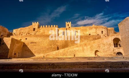 Die mittelalterliche Festung mit seinem großen Innenhof ist eine der wichtigsten Sehenswürdigkeiten im nördlichen Afrika, Monastir, Tunesien. Stockfoto
