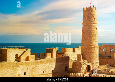 Die mittelalterliche Festung mit seinem großen Innenhof ist eine der wichtigsten Sehenswürdigkeiten im nördlichen Afrika, Monastir, Tunesien. Stockfoto