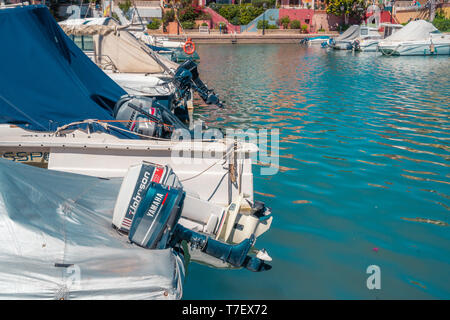 Valencia, Spanien - 27 Abril, 2019: Yamaha boot motorboot Motor. Angedockt Motor mit dem Schnellboot. Stockfoto