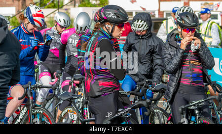 UK Sport: Frauen Radrennen Tour de Yorkshire 2019. Die weiblichen Reiter vor einer kalten nassen Start in Bridlington am 4. Mai. Stockfoto