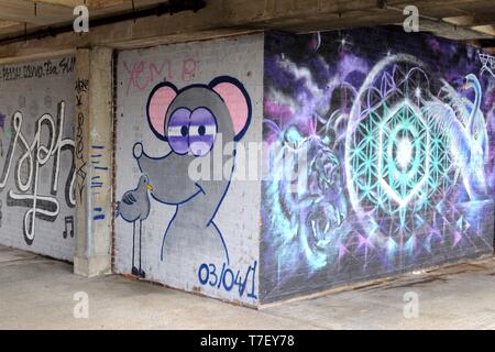 Graffiti in car Pack unter Sonne Pier House, Chatham, Kent, UK. Stockfoto