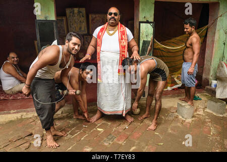 Kolkata, Indien - 14. März 2019: kushti Ringkämpfer nach der täglichen trainining in akhara. Kushti oder Pehlwani ist die traditionelle Form der Wrestling in Indien. Stockfoto