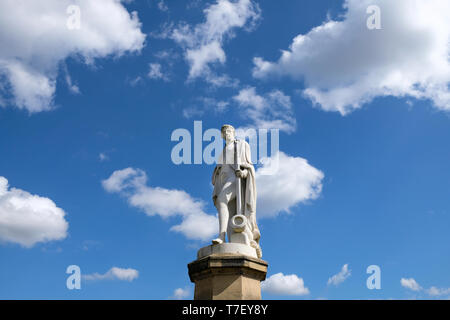 Statue von Lord Horatio Nelson von Thomas Milnes 1874 steht auf dem Gelände der Kathedrale von Norwich, Norwich, Norfolk. Stockfoto