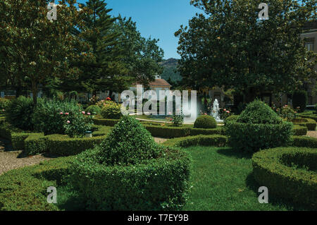 Grüne Hecke und grüne Büsche in einem Holz Garten mit Brunnen bei Castelo de Vide. Schöne Stadt mit mittelalterlichen Burg an den Portugal Ostgrenze. Stockfoto