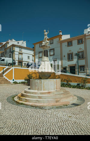 Charmante Marmorstatue in einem gepflasterten Platz und Häuser um es in Castelo de Vide. Schöne Stadt mit mittelalterlichen Burg an den Portugal Ostgrenze. Stockfoto