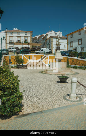 Charmante Marmorstatue in einem gepflasterten Platz und Häuser um es in Castelo de Vide. Schöne Stadt mit mittelalterlichen Burg an den Portugal Ostgrenze. Stockfoto