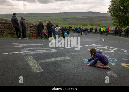 UK Sport: Cote de Barden Moor, Skipton North Yorkshire, UK. 5. Mai 2019. Kinder die Zeit verzieren die Straßen auf Stufe 4 der Tour de Yorks Stockfoto