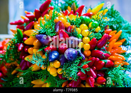 Schöne dekorative bunten Strauß mit kleinen Pfeffer. Multicolor ristra Chili Peppers für Verkauf an den Bauernmarkt. Stockfoto