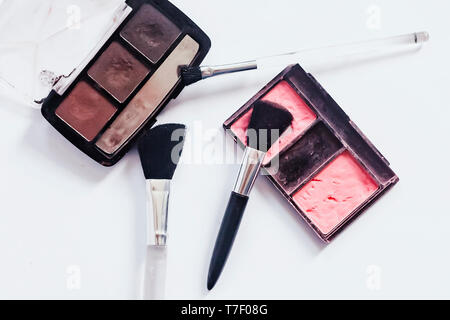 Schönheit Konzept. Puder und Pinsel auf weißem Hintergrund Stockfoto