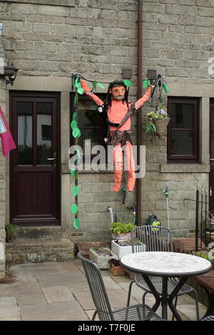 3 Scarecrow Festival Worsthorne & Hurstwood Burnley Lancashire 6. Mai 2019 - Tarzan Stockfoto