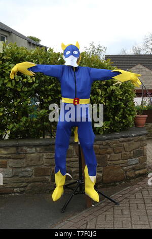 3 Scarecrow Festival Worsthorne & Hurstwood Burnley Lancashire 6. Mai 2019 - Bananaman Stockfoto