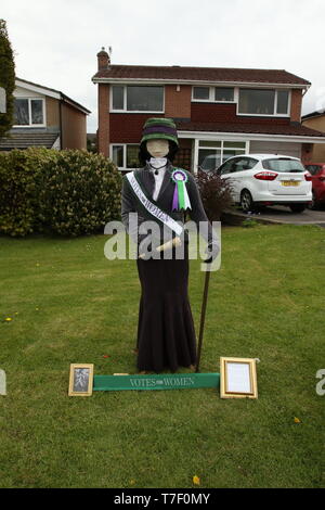 3 Scarecrow Festival Worsthorne Hurstwood Burnley Lancashire 6. Mai 2019 - Emmeline Pankhurst Stockfoto