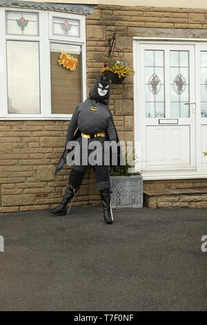 3 Scarecrow Festival Worsthorne & Hurstwood Burnley Lancashire 6. Mai 2019 - Batman Stockfoto