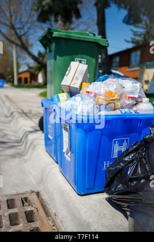 Hamilton, Ontario/Kanada - Mai 2019: Mülleimer mit wiederverwertbaren Abfälle am Straßenrand für Garbage pick up-Tag in der Stadt Stockfoto