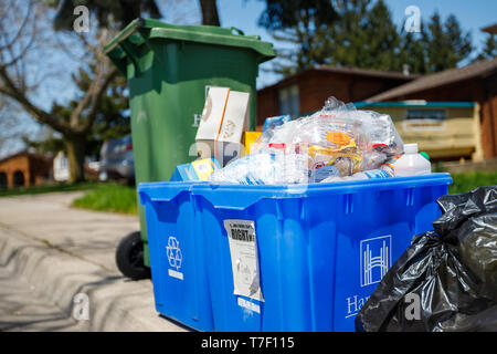 Hamilton, Ontario/Kanada - Mai 2019: überfüllte Mülleimer am Straßenrand für Garbage pick up Tag in der Stadt gesehen. Stockfoto