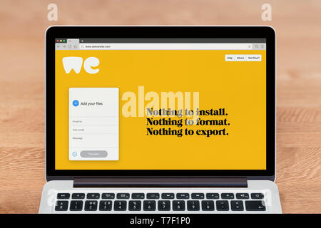 Ein Apple Macbook zeigt die WeTransfer Website (nur redaktionelle Nutzung). Stockfoto