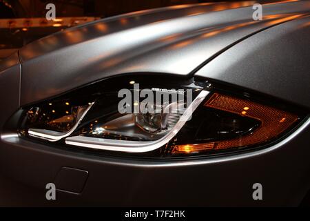 Nahaufnahme von Silbergrau luxus Sportwagen Scheinwerfer. Stockfoto