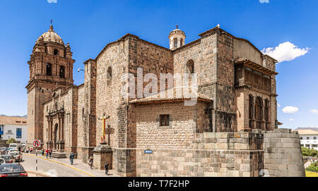 Cusco, Peru - 11. April 2019: Blick auf die koloniale Struktur der Kirche und das Kloster von Santo Domingo, Saint Dominic Priorat, die auf der Top o sitzt Stockfoto