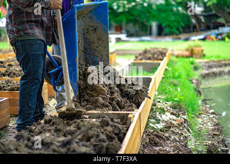 Boden in Rechteck Blumentopf ist für homegrown Gemüse Pflanzung im Garten vorbereitet. Stockfoto