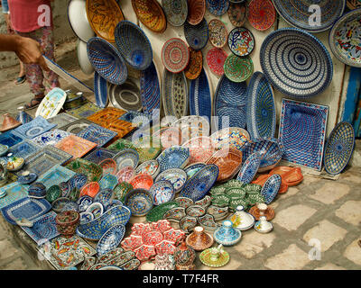 Traditionelle Platten auf einem Sidi Bou Said Straße in Tunesien Stockfoto