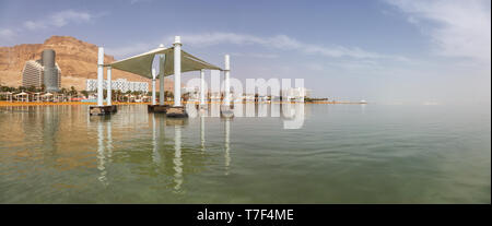 Panoramablick auf den Sandstrand in der Nähe der Ferienhäuser Resorts am Toten Meer. In Ein Bokek, Israel genommen. Stockfoto