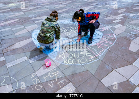 Teens machen Kreidezeichnung, Sustainabiliteens Climate Strike. Um gegen mangelnde Maßnahmen gegen den Klimawandel zu protestieren, Vancouver Art Gallery, Vancouver, BC Stockfoto