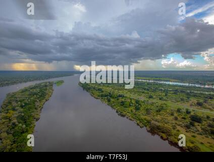 Luftbild des Sambesi Fluss kurz vor dem berühmten Victoria Falls in Simbabwe Stockfoto