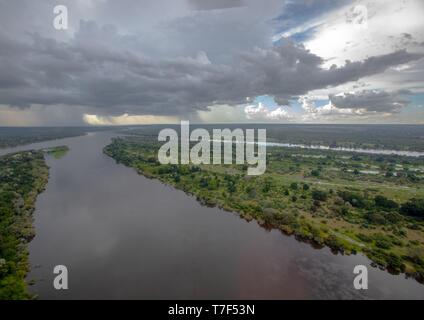 Luftbild des Sambesi Fluss kurz vor dem berühmten Victoria Falls in Simbabwe Stockfoto