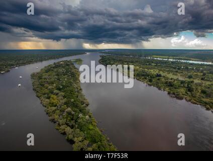 Luftbild des Sambesi Fluss kurz vor dem berühmten Victoria Falls in Simbabwe Stockfoto