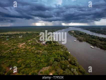 Luftbild des Sambesi Fluss kurz vor dem berühmten Victoria Falls in Simbabwe Stockfoto