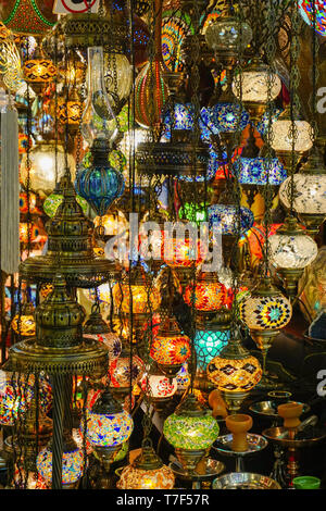 Glas Laternen stehen in Großer Basar Istanbul Türkei Stockfoto