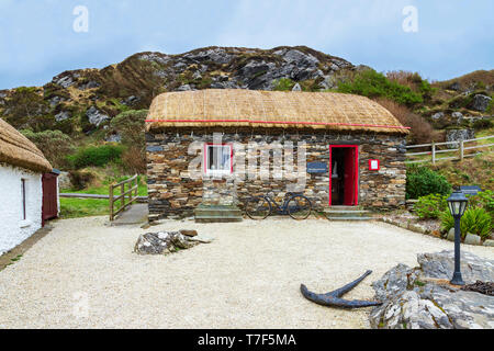 Kleine Kneipe - Lebensmittelgeschäft an der Glencolmcille Folk Village, auch als Vater McDyer Folk Village Museum, Gleann Cholm Cille, County Donegal, Irland bekannt. Stockfoto