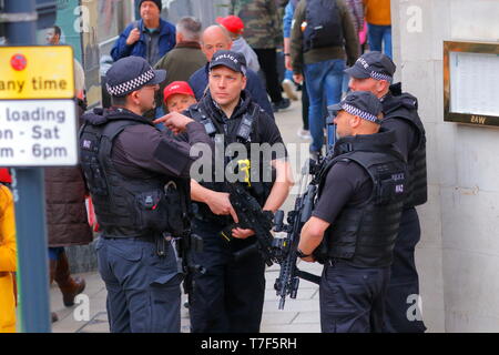 Bewaffnete Polizisten während der Phase 4 der Tour de Yorkshire 2019 in Leeds City Centre Stockfoto