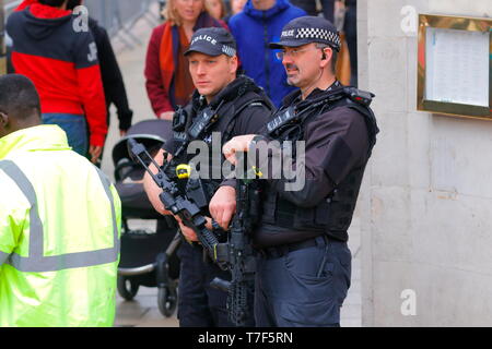 Bewaffnete Polizisten während der Phase 4 der Tour de Yorkshire 2019 in Leeds City Centre Stockfoto