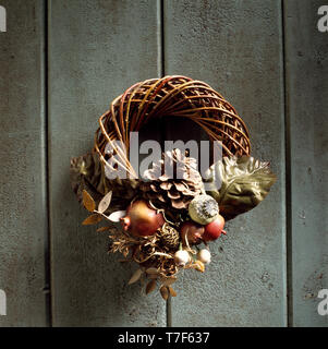 Granatapfel mit Tannenzapfen und seedhead Weihnachten Kranz Stockfoto