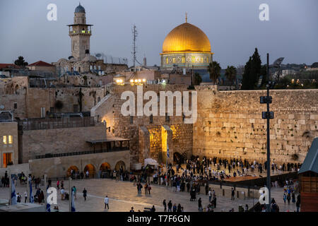 Jerusalem, Israel - 7 April, 2019: Blick von oben auf die menschenmassen an der westlichen Mauer in der Altstadt an einem sonnigen Sonnenuntergang. Stockfoto