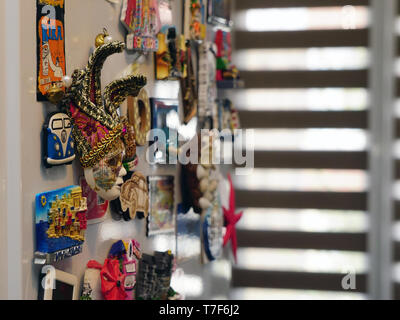 14. April 2019, Eskisehir, Türkei. Sortierte Magnete auf den Kühlschrank Nähe zu sehen. Stockfoto