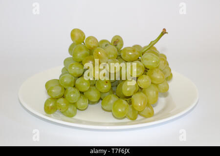 Isolierte Trauben auf einer Platte Stockfoto