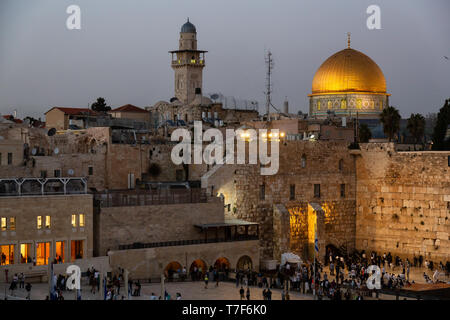 Jerusalem, Israel - 7 April, 2019: Blick von oben auf die menschenmassen an der westlichen Mauer in der Altstadt an einem sonnigen Sonnenuntergang. Stockfoto