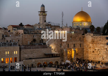 Jerusalem, Israel - 7 April, 2019: Blick von oben auf die menschenmassen an der westlichen Mauer in der Altstadt an einem sonnigen Sonnenuntergang. Stockfoto