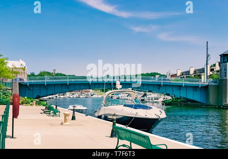 Michigan City, Indiana/USA am 28. Juli 2018: Boote am Millennium Plaza, die entlang Trail Creek am Eingang Heisman Hafen sitzt auf einem Stockfoto