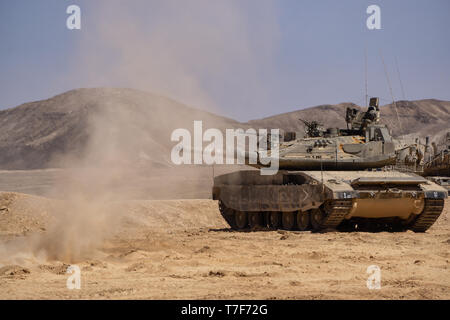 Southern District, Israel - 10 April, 2019: Panzer der israelischen Streitkräfte in der Wüste, der an einem sonnigen Tag. Stockfoto