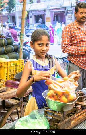 Junge Mädchen in einem lokalen Markt für Obst und Gemüse von einem in Shahpura, dindori Bezirk Abschaltdruck arbeiten, zentralindischen Staat Madhya Pradesh Stockfoto