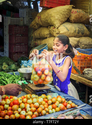 Junge Mädchen in einem lokalen Markt für Obst und Gemüse von einem in Shahpura, dindori Bezirk Abschaltdruck arbeiten, zentralindischen Staat Madhya Pradesh Stockfoto