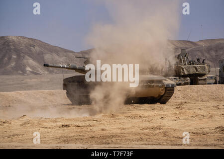 Southern District, Israel - 10 April, 2019: Panzer der israelischen Streitkräfte in der Wüste, der an einem sonnigen Tag. Stockfoto