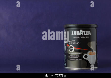 TURIN, Italien - 2. Mai 2019: Lavazza Kaffee Glas auf dem violetten Hintergrund. Andere Art und Geschmack von Lavazza Kaffee in Paket, TURIN, ITALIEN. Eine illust Stockfoto