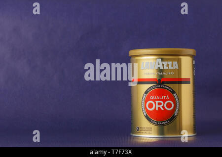 TURIN, Italien - 2. Mai 2019: Lavazza Kaffee Glas auf dem violetten Hintergrund. Andere Art und Geschmack von Lavazza Kaffee in Paket, TURIN, ITALIEN. Eine illust Stockfoto