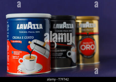 TURIN, Italien - 2. Mai 2019: Lavazza Kaffee Glas auf dem violetten Hintergrund. Andere Art und Geschmack von Lavazza Kaffee in Paket, TURIN, ITALIEN. Eine illust Stockfoto